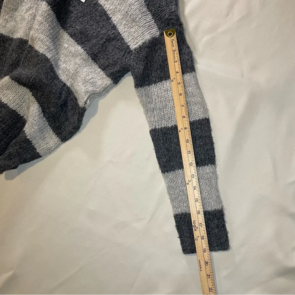 American Eagle Fuzzy Striped Gray Cream Sweater XS NWT Soft Knit Cozy‎ Pullover